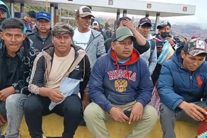 En medio de bloqueos, un grupo de cocaleros del trópico llega a La Paz e instala un bloqueo en rechazo a abrogación de ley