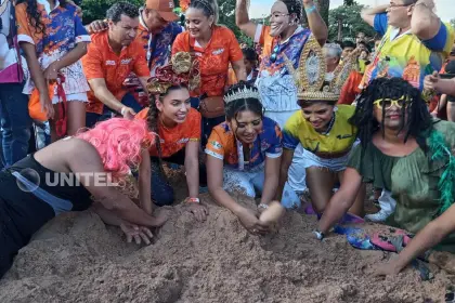 ¡Chau Carnaval! Ariane y los Pengas se despiden de la fiesta grande enterrando al ‘muñeco’