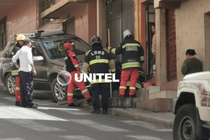 Susto en un barrio de La Paz: Vehículo estacionado se desliza, se estrella y genera una fuga de gas
