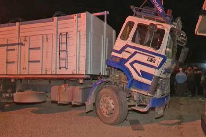 Delincuentes abandonan camión robado con mineral: se presume que se quedaron sin combustible
