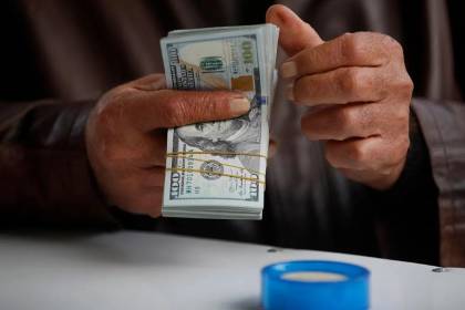 Tras varias jornadas en ascenso, cotización del dólar se mantiene en Bs 10,75 para este viernes, según el BCB
