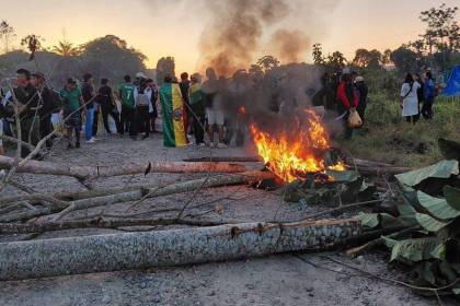 Desafiando el Estado de excepción, estudiantes de Unibol quechua bloquean la ruta Cochabamba - Santa Cruz
