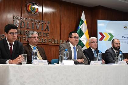 Habrá nuevos recortes y nuevos bonos tras el acuerdo con el FMI, señala ministro de Economía