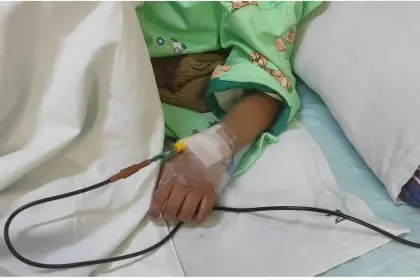 Niña que perdió una pierna tras ser atropellada por un minibús, recibe apoyo de dirigentes de Sacaba 
