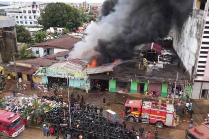 Voraz incendio en una tienda de llantas en Cobija movilizó a bomberos de Bolivia y Brasil