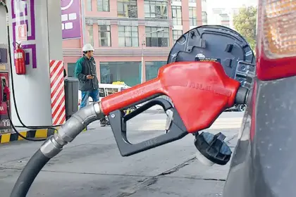 El diésel para los grandes consumidores está en Bs 18 este lunes, pero rige un precio referencial que puede variar cada día