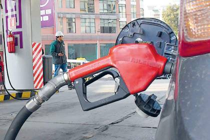 Filas en surtidores: Ministro Zamora denuncia “mafias” que hacen negocio y desvían el combustible