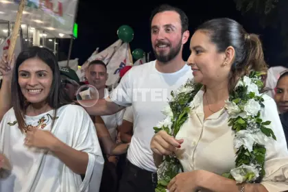 JP Velasco y Paola Aguirre llegan al TED de Santa Cruz para registrar su candidatura