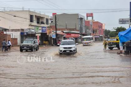 Pocos micros y calles anegadas, el resultado de la torrencial lluvia en Santa Cruz