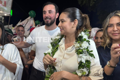 JP Velasco y Paola Aguirre llegan al TED de Santa Cruz para registrar su candidatura