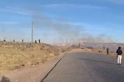 Caracollo: Pese a la gasificación, la Policía retrocede y el bloqueo en la ruta La Paz - Oruro se mantiene 