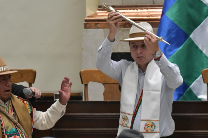 Edmand Lara recibe un bastón de mando, ¿de qué se trata?