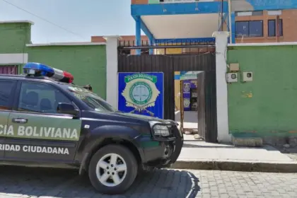 El Alto: Dos ladrones forcejean la puerta de una carnicería y roban más de Bs 7.000 en dinero y productos, reporta la Policía