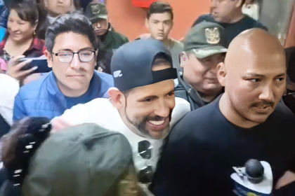 Camacho firmó documentación en el Tribunal de Justicia de La Paz antes de trasladarse a Santa Cruz