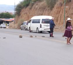Bloqueo en el túnel El Abra: Cinco vehículos dañados y un herido por disputa de ruta entre conductores