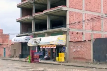 “Disparando se han ido”, al menos cinco atracadores se llevaron $us 50 mil, Bs 7 mil y joyas de vivienda con tienda