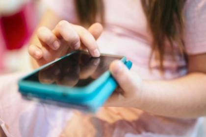 Revisó el celular de su hija y encontró videos para adultos enviados por su profesor