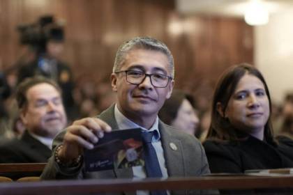 Ministro Espinoza niega evasión u omisión de impuestos en la compra de vehículo y presenta documentos
