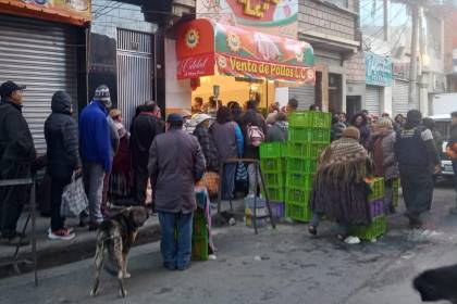 Las filas para comprar carne de pollo continúan en La Paz