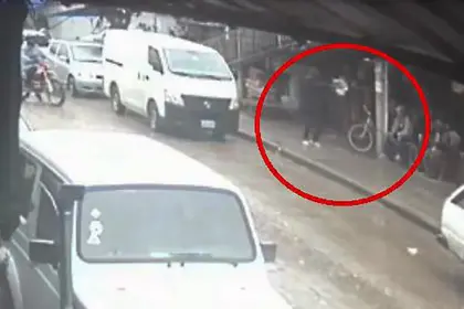 Video: Así fue al atraco con arma de fuego a un librecambista en un mercado de Santa Cruz
