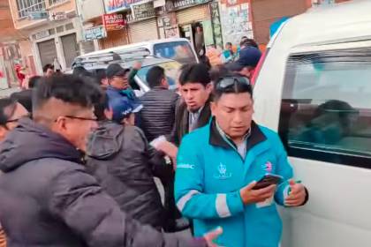 Choferes gritan y agreden a funcionarios municipales de La Paz que controlan que no se suba el pasaje