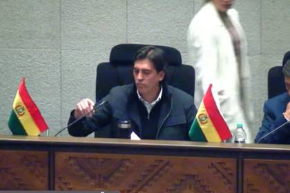 Zamora llega al Legislativo para su interpelación por las tarifas y los servicios de BoA 
