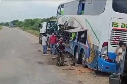 Tragedia en la carretera Bioceánica: choque frontal entre bus y camión deja siete muertos y 17 heridos