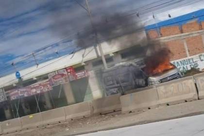 Minibús es quemado por manifestantes en El Alto tras retomar bloqueos en la ruta La Paz - Oruro