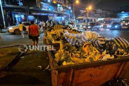 Por falta de diésel, basura se queda sin recoger y se acumula en calles y mercados cruceños