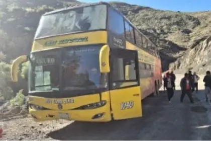 Bus repleto de pasajeros casi cae a un barranco en carretera que une Potosí con Oruro