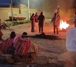 La Paz, cercada: Los bloqueos se radicalizan en las rutas a Oruro, Viacha, el Titicaca y Perú 