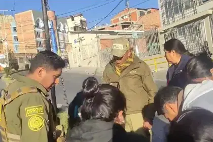 Denuncian que un auto de Diprove atropelló a dos niños que iban al colegio