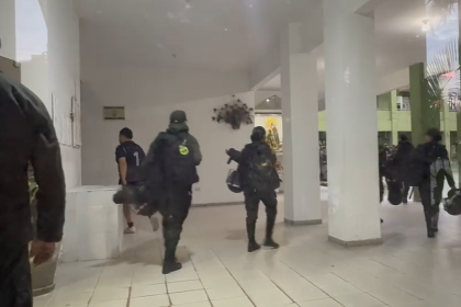 Policía se moviliza con equipos antimotines y alista despliegue a puntos de bloqueo en Santa Cruz