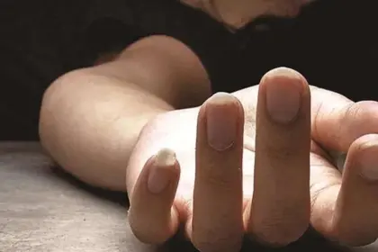 Hallan en una cancha a una mujer sin vida y con signos de agresión sexual, reporta la Policía