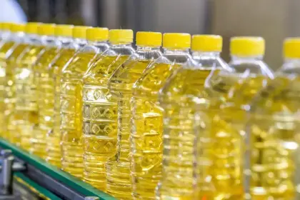 El precio del litro de aceite sube a Bs 20 en mercados cruceños y se apunta a la especulación como causa