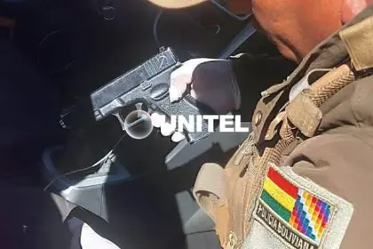Taxistas dieron una paliza a un hombre que usó la réplica de una pistola para intentar robar un auto, reporta la Policía