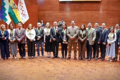 Diputados recibieron distintivos por los actos del 6 de Agosto: “Muchos pidieron más grande y más bañado en oro”, dijo Castro