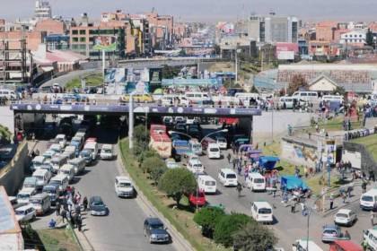 Suspenden a 16 líneas de transporte urbano de El Alto de un total de 2.100 por imponer tarifas ilegales y trameaje