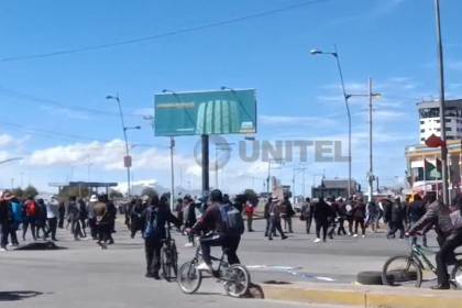 Vecinos intentan desbloquear una vía en El Alto y manifestantes les lanzan piedras