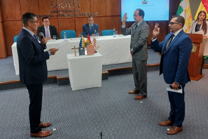 Ministro de Economía posesiona a los máximos ejecutivos de Impuestos y la Aduana Nacional