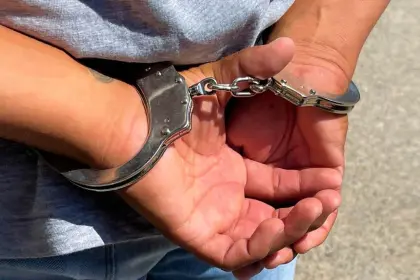 Aprehenden a sujeto acusado de asesinato cuando fue a votar en La Paz