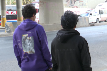 Jóvenes denuncian que taxista los dopó para robarles sus pertenencias y luego abandonarlos en vía pública