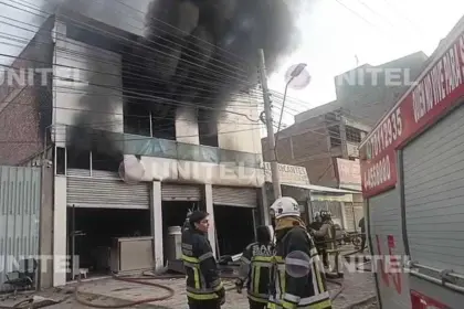 Incendio arrasa con toda la mercancía de una tienda de lubricantes en Cochabamba 