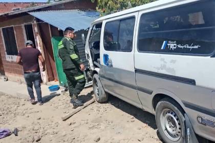 Hallan el vehículo con el que atropellaron a una pareja; se busca a un adolescente señalado como el conductor