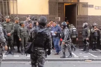 Reportan al menos 10 dirigentes de la COB arrestados en el Ministerio de Trabajo