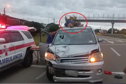Truffi se da a la fuga tras atropellar a un mototaxista, sin percatarse que la víctima iba en el techo