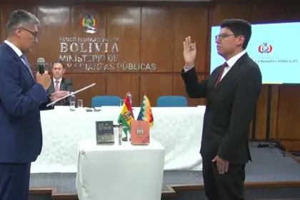 Ministro Espinoza posesiona a un nuevo viceministro de Pensiones y Servicios Financieros