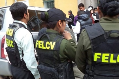 Un hombre borracho rompe una botella de vidrio y ataca a su pareja; la víctima está hospitalizada