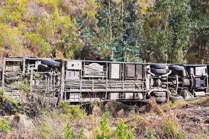 Un bus se embarrancó en la carretera nueva Cochabamba-Santa Cruz, se reportan al menos cuatro heridos