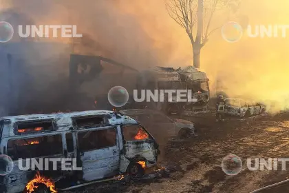 Incendio destruyó al menos 15 vehículos del depósito de Dircabi en Cochabamba y abren investigación